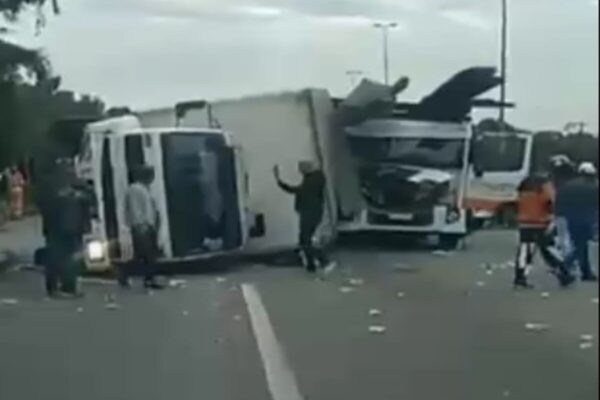 Batida com dois caminhões e uma kombi na Rio-Teresópolis