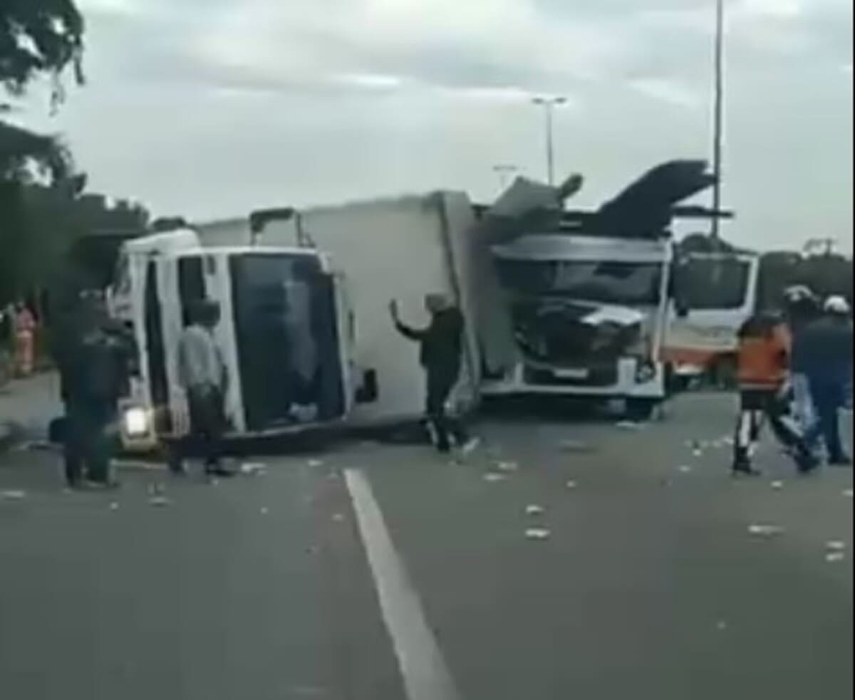 Batida com dois caminhões e uma kombi na Rio-Teresópolis