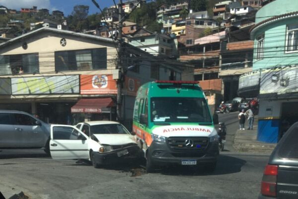 Batida de carro com ambulância em Conselheiro Paulino em Nova Friburgo (2)
