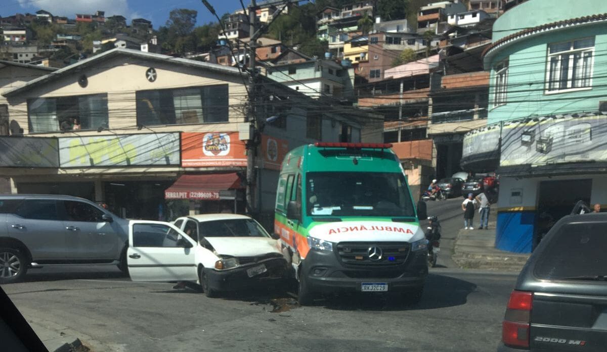 Batida de carro com ambulância em Conselheiro Paulino em Nova Friburgo (2)