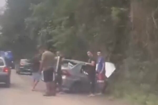 Batida de carro em Santiago deixa veículo destruído na estrada de Lumiar