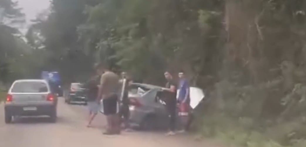 Batida de carro em Santiago deixa veículo destruído na estrada de Lumiar