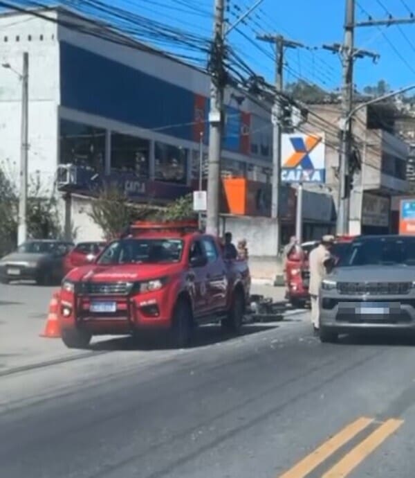 Motociclista é socorrido pelo Corpo de Bombeiros em Nova Friburgo-RJ