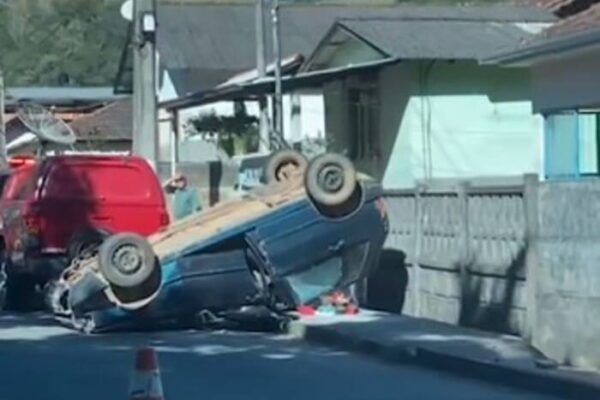 Carro capota, bate e atinge casa, em Riograndina, distrito de Nova Friburgo