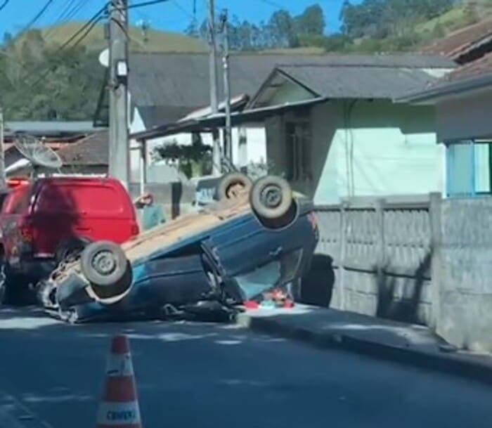 Carro capota, bate e atinge casa, em Riograndina, distrito de Nova Friburgo
