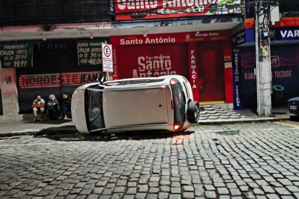 Batida em frente ao Cadima Shopping em Nova Friburgo - Carro capotou após levar fechada (1)