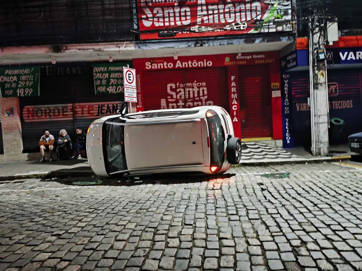 Batida em frente ao Cadima Shopping em Nova Friburgo - Carro capotou após levar fechada (1)