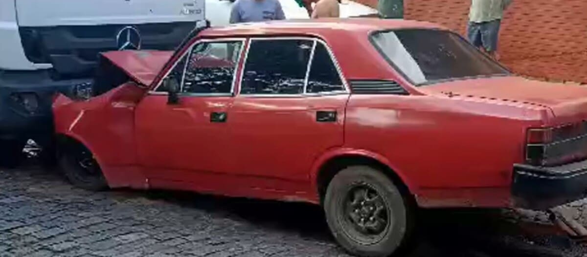 Batida entre Opala e Caminhão no Paissandu em Nova Friburgo