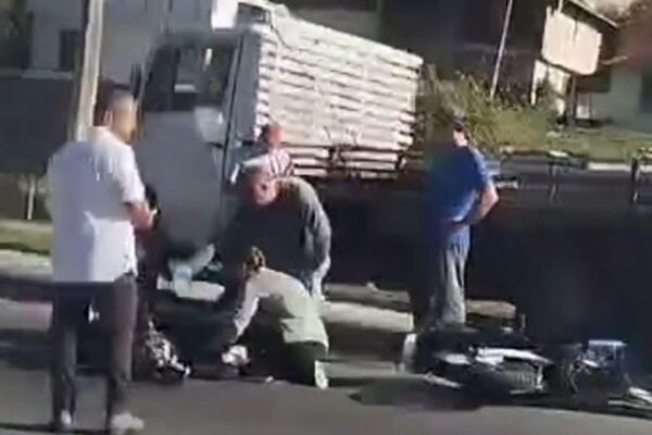 Batida entre caminhão e moto na Avenida Governador Roberto Silveira