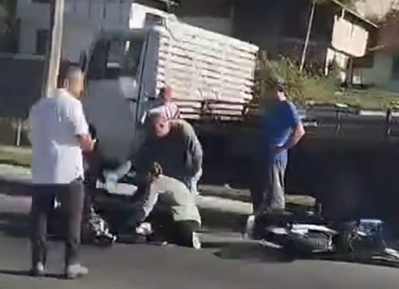 Batida entre caminhão e moto na Avenida Governador Roberto Silveira