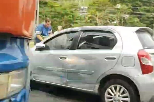 Batida entre carro e caminhão deixa trânsito parado em Nova Friburgo