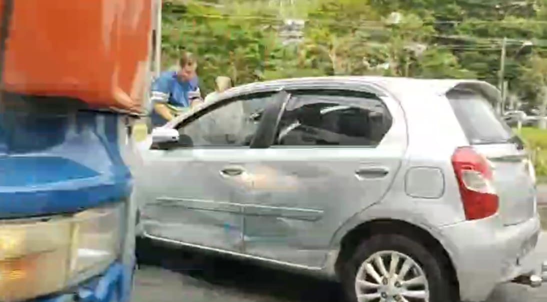 Batida entre carro e caminhão deixa trânsito parado em Nova Friburgo