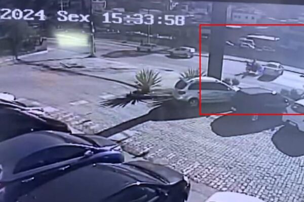 Batida entre carro e moto deixa homem com fratura no braço em Nova Friburgo