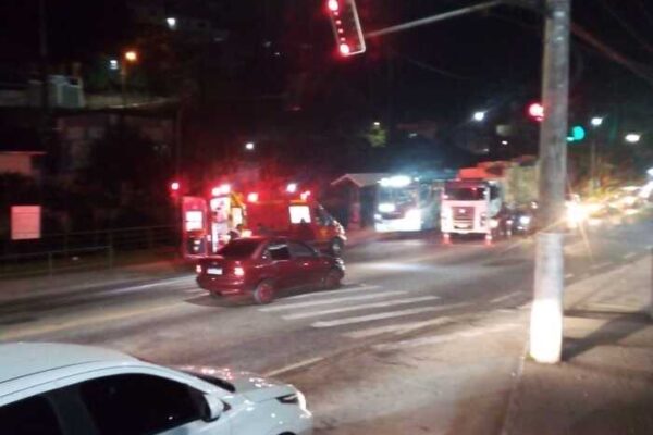 Batida entre carro e moto em Duas Pedras - Nova Friburgo-RJ - deixa clima tenso (2)