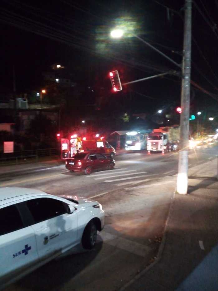 Batida entre carro e moto em Duas Pedras - Nova Friburgo-RJ - deixa clima tenso (2)