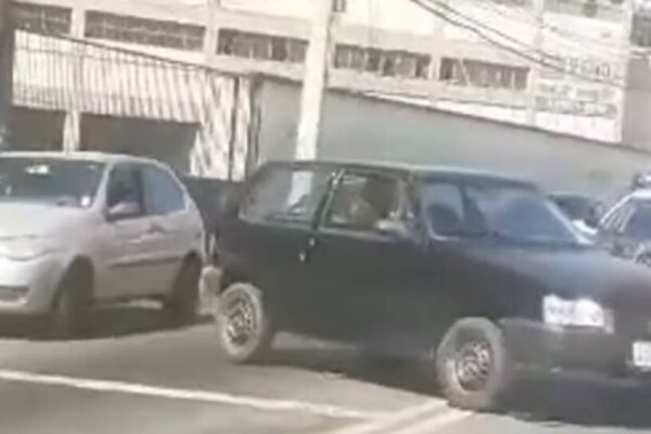 Batida entre carro e moto na Avenida Governador Roberto Silveira em Nova Friburgo-RJ