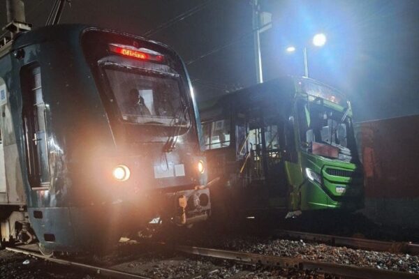 Batida entre trem e ônibus em Duque de Caxias deixou motorista ferido