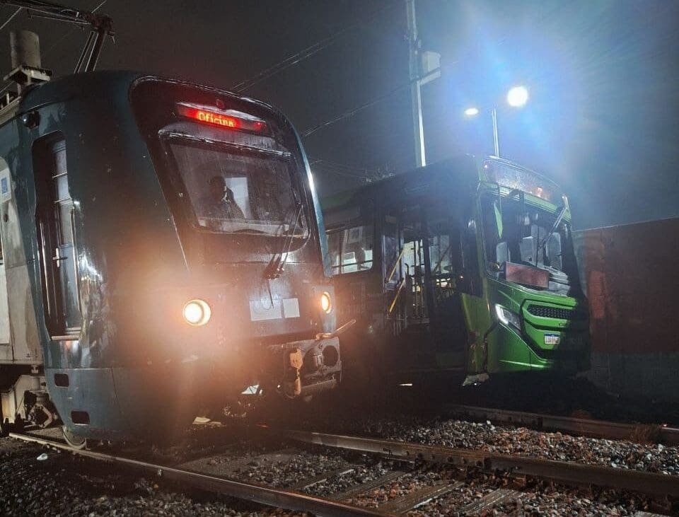 Batida entre trem e ônibus em Duque de Caxias deixou motorista ferido