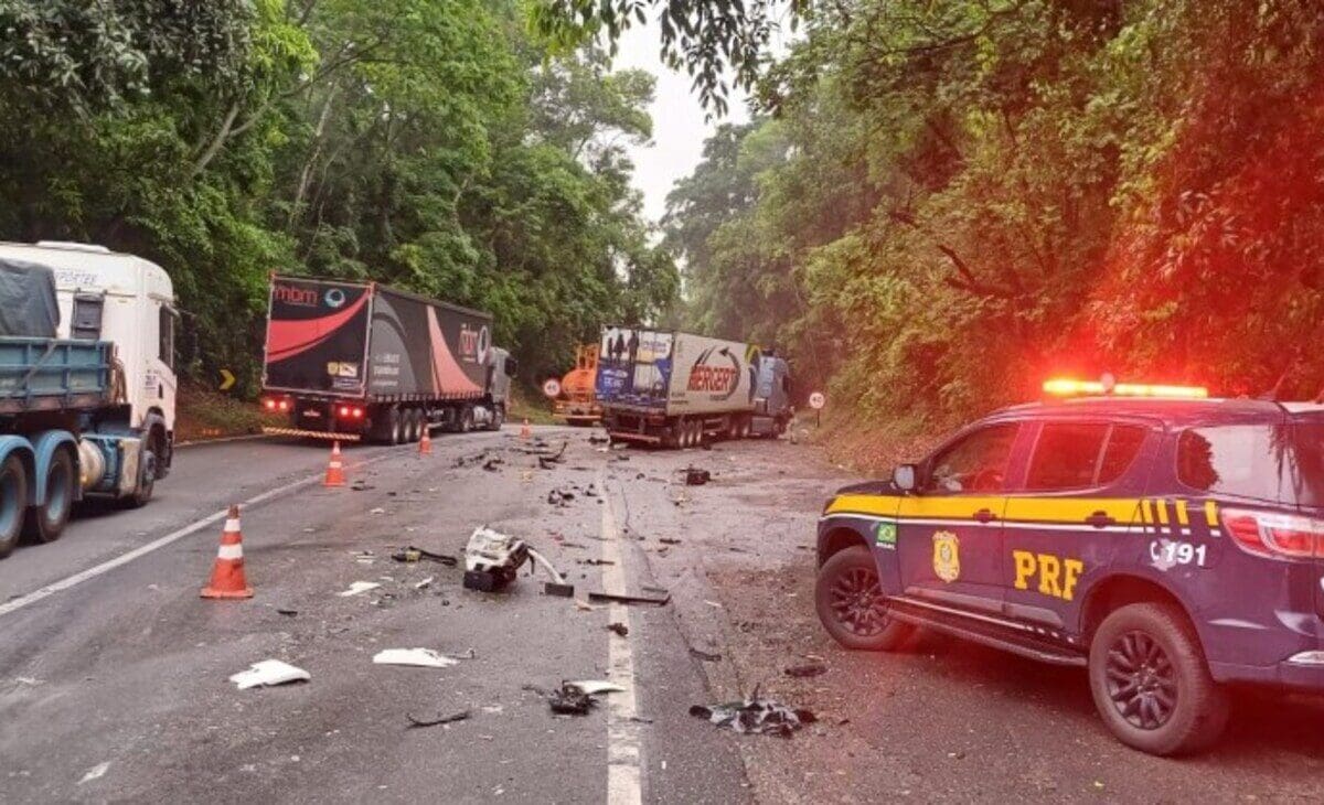 Batida entre três carretas deixa Serra das Araras Interditada no sentido Rio de Janeiro