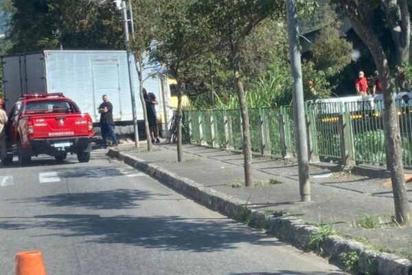 Trânsito intendo na entrada de Olaria por conta de queda de motociclista