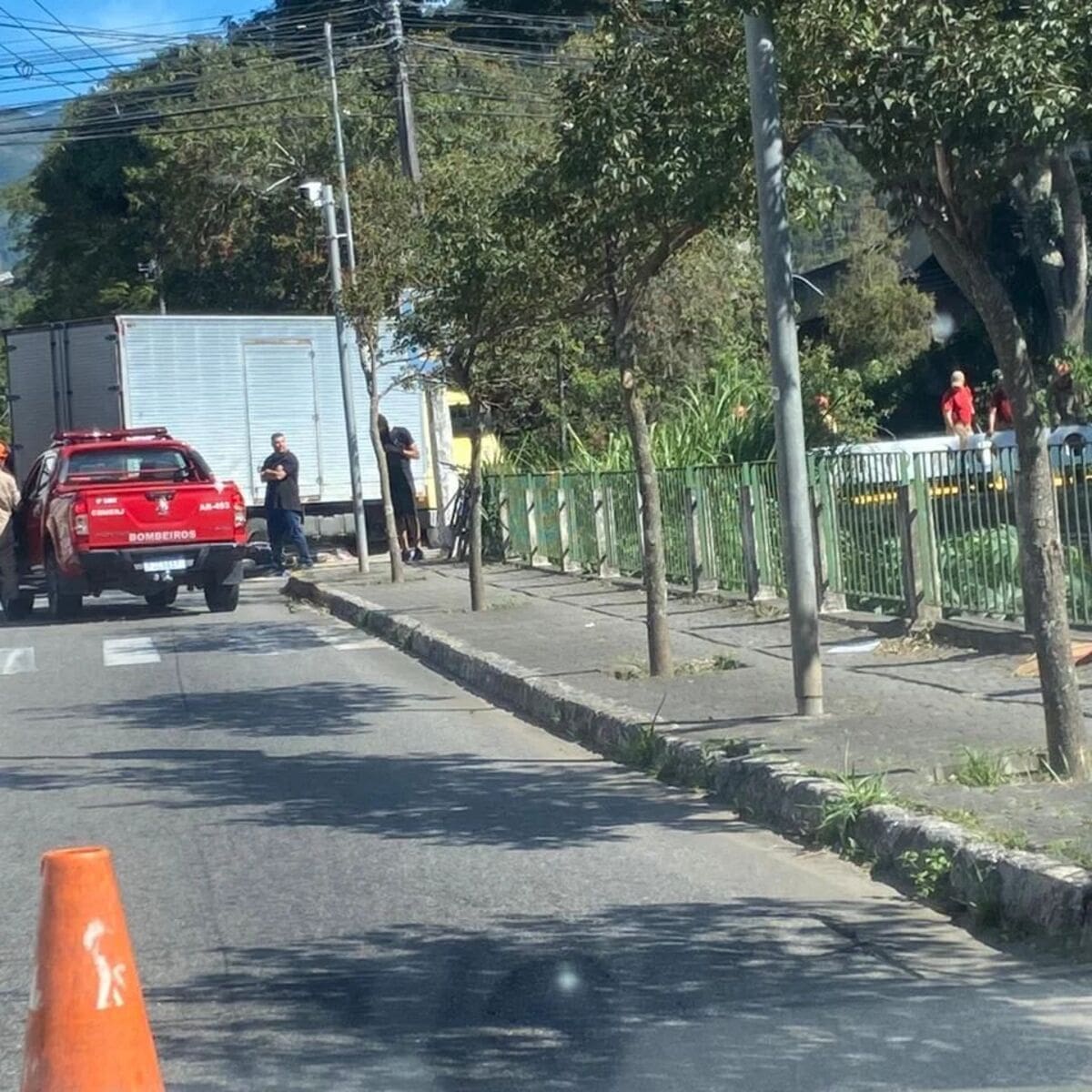 Trânsito intendo na entrada de Olaria por conta de queda de motociclista
