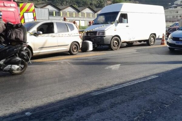 Batida envovlendo dois carros e uma moto deixa transito parado no Prado bairro de Nova Friburgo-RJ