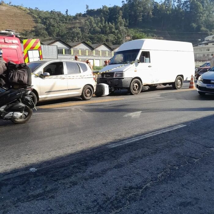Batida envovlendo dois carros e uma moto deixa transito parado no Prado bairro de Nova Friburgo-RJ
