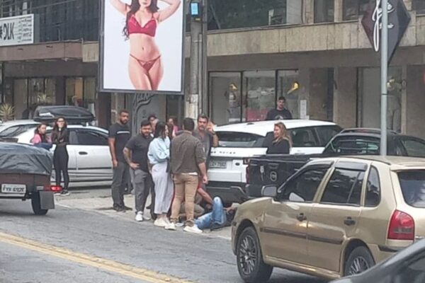 Homem fica no chão após batida com motocicleta