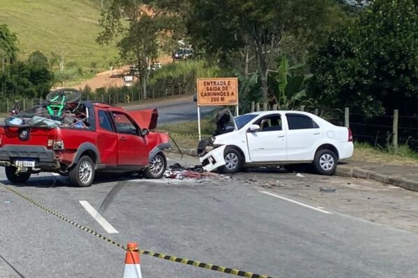 Dois veículos colidem frontalmente na RJ 116, na altura de Monnerat, em Bom Jardim
