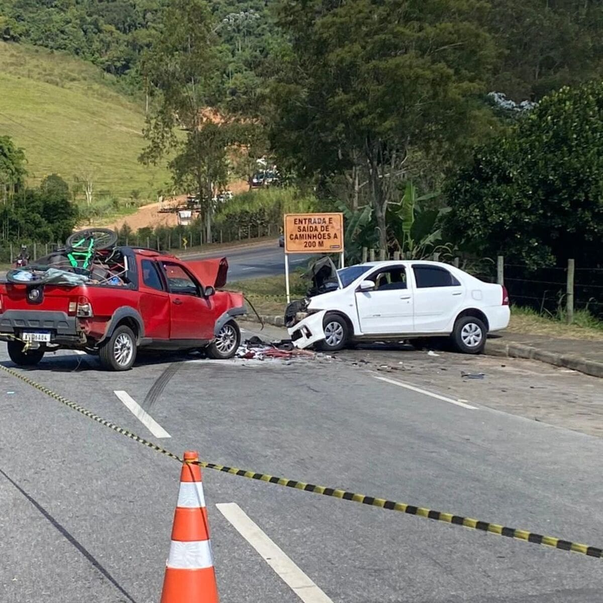 Dois veículos colidem frontalmente na RJ 116, na altura de Monnerat, em Bom Jardim