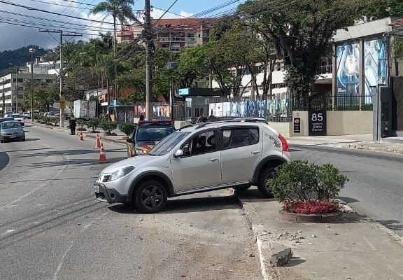 Batida no Centro de Nova Friburgo - motorista perde controle da direção (3)