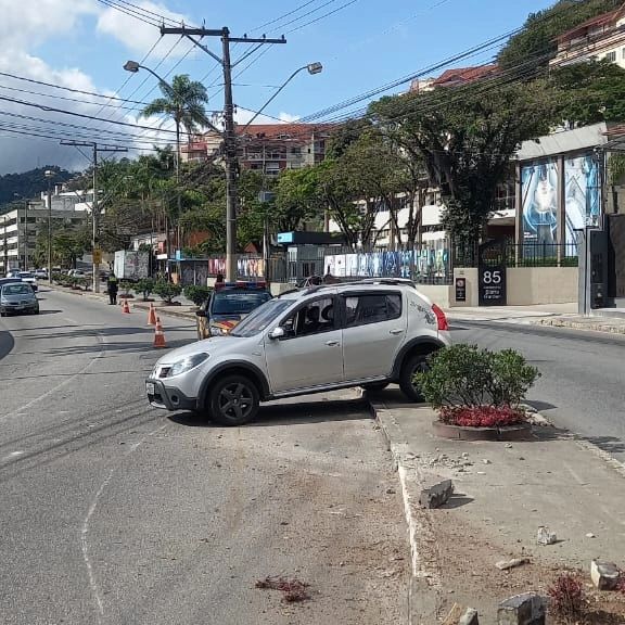 Batida no Centro de Nova Friburgo - motorista perde controle da direção (3)