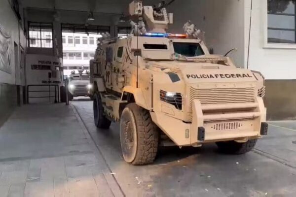 Blindado da PF usado na operação