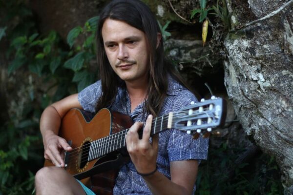 Gui Fleming, cantor friburguense lança álbum repleto de novidades e parcerias com nomes de peso da música nacional