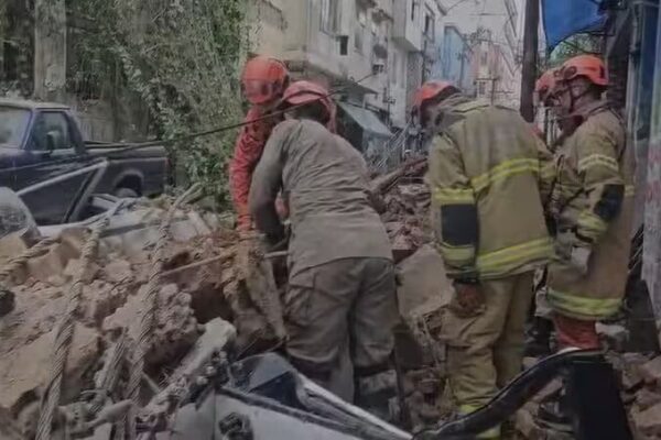 Bombeiros trabalham em desabamento no Centro do Rio — Foto CBMERJ Divulgação