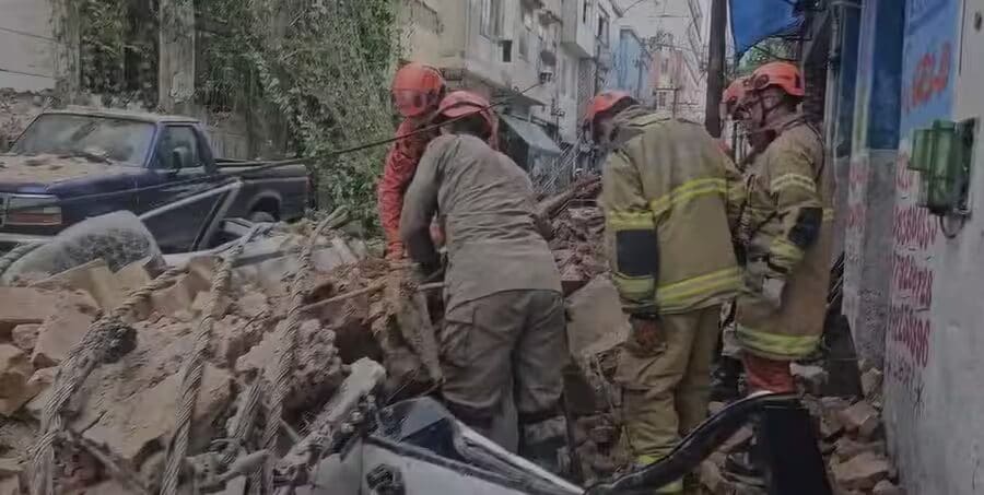 Bombeiros trabalham em desabamento no Centro do Rio — Foto CBMERJ Divulgação