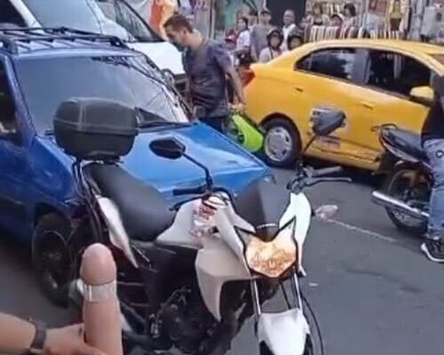 Motociclista tem surpresa em briga de trânsito na Colômbia