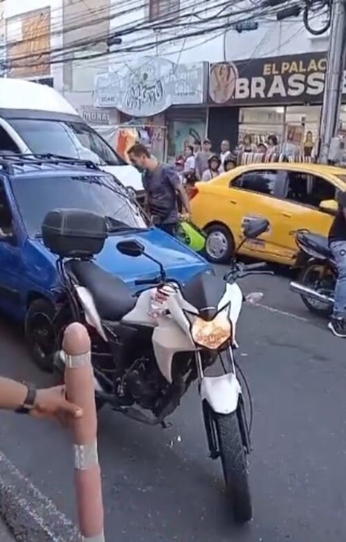Motociclista tem surpresa em briga de trânsito na Colômbia