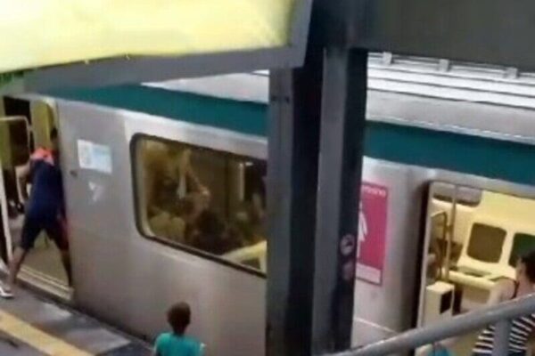 Briga em vagão de trem viraliza em Duque de Caxias