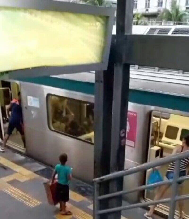 Briga em vagão de trem viraliza em Duque de Caxias