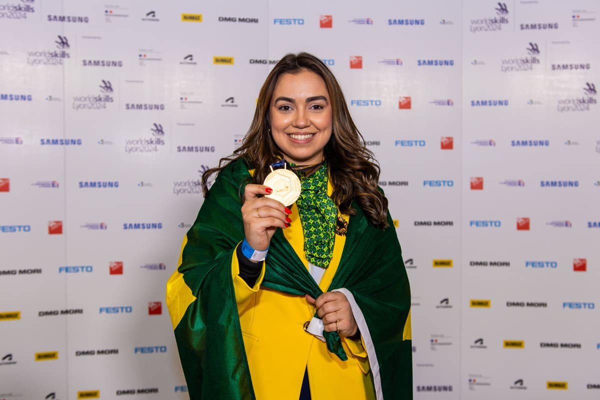 Bruna Pimentel mostra a medalha de ouro conquistada na WorldSkills 2024