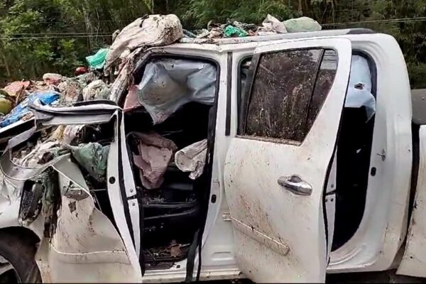 Caçamba de Lixo se desprende e atinge dois carros em Teresópolis