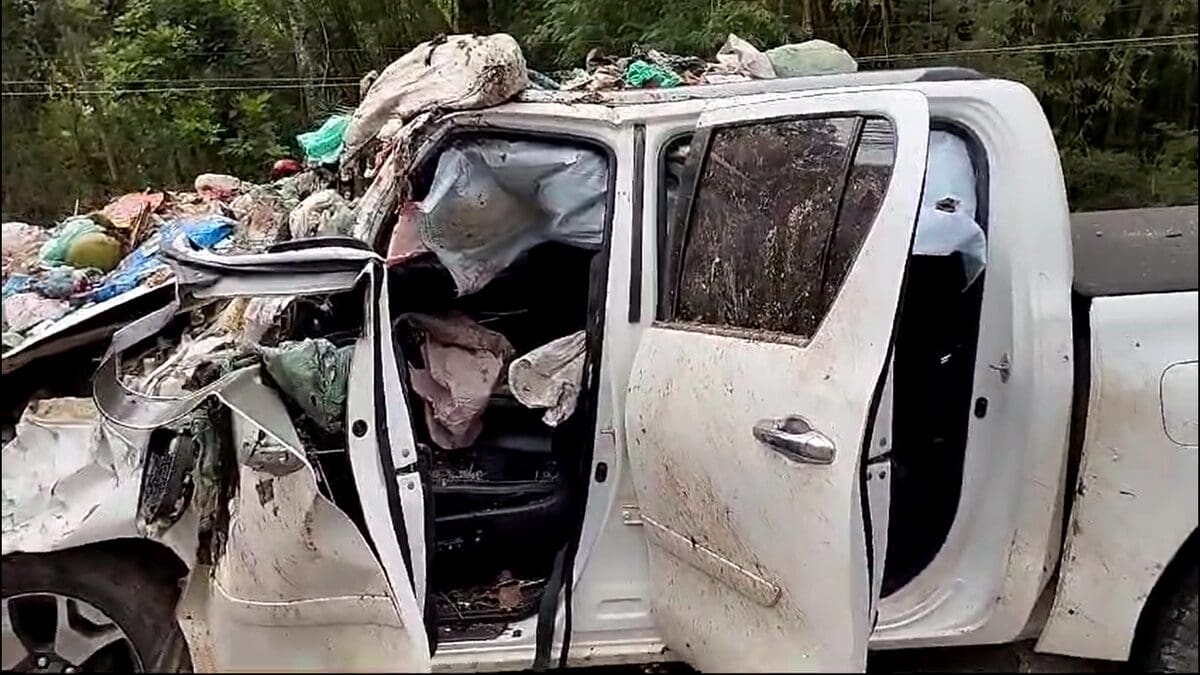 Caçamba de Lixo se desprende e atinge dois carros em Teresópolis