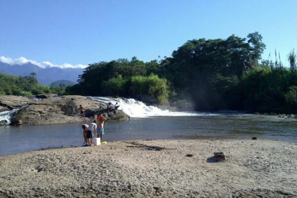 Cachoeira da Quizanga, em Cachoeiras de Macacu, é uma praia de água doce e um paraíso no Estado do Rio de Janeiro (1)