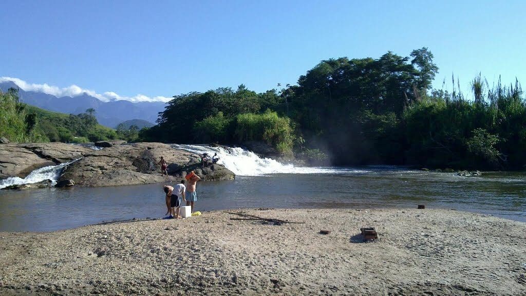 Cachoeira da Quizanga, em Cachoeiras de Macacu, é uma praia de água doce e um paraíso no Estado do Rio de Janeiro (1)