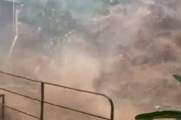 Cachoeira tem grande volume de água e lama na RJ 148 entre Nova Friburgo e Sumidouro