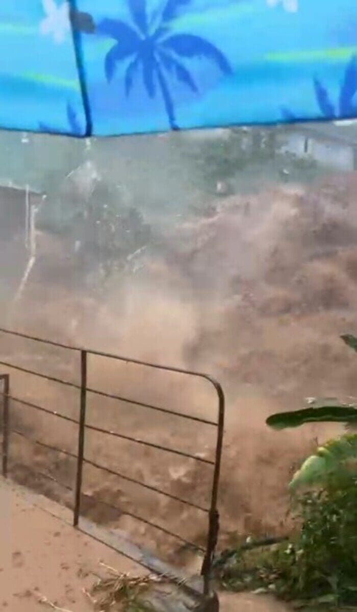 Cachoeira tem grande volume de água e lama na RJ 148 entre Nova Friburgo e Sumidouro