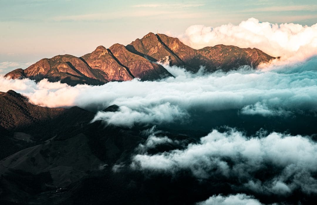 Cadeia montanhosa na região serrana do Rio de Janeiro - Foto Marlon Souza