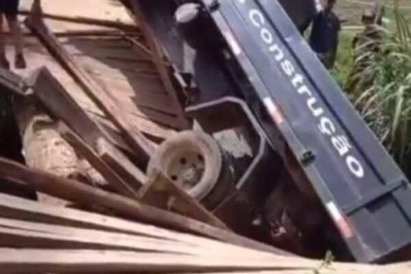 Caminhão cai de ponte após estrutura toda afundar em Sumidouro, interior do Rio de Janeiro