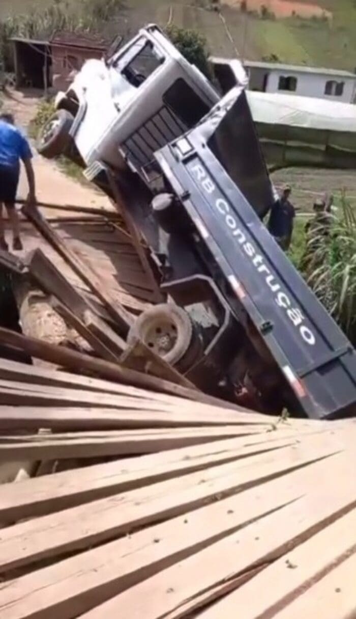Caminhão cai de ponte após estrutura toda afundar em Sumidouro, interior do Rio de Janeiro